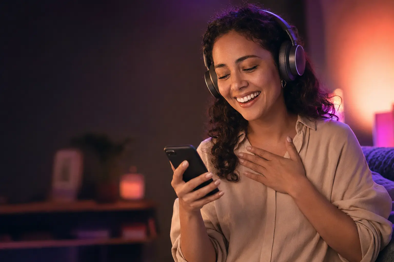 Mulher emocionada ouvindo uma música personalizada no celular
